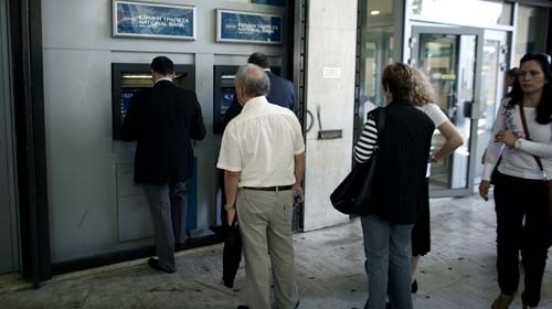 Греки массово выводят деньги из банков - ảnh 1